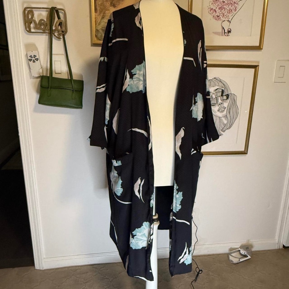 1.State black, blue and white floral kimono (size L) 121